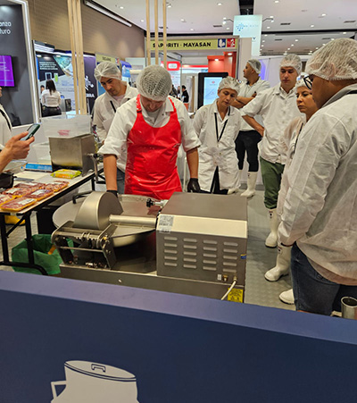 Vorführung von Almi auf der Messe in Bogota