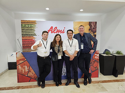 Almi Messeteam auf der Messe in Bogota.