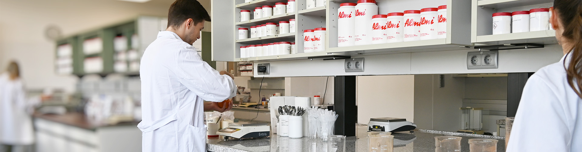 In der Produktentwicklung arbeiten Mitarbeiter an einer neuen Rezeptur. 