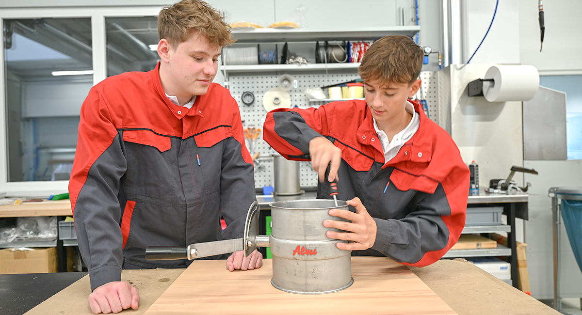 Lehrlinge arbeiten in der Werkstatt von Almi.