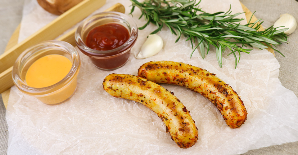 Goldgelbe Bratwurst von Almi als Beispiel für Wust- und Fleischerzeugnisse. 