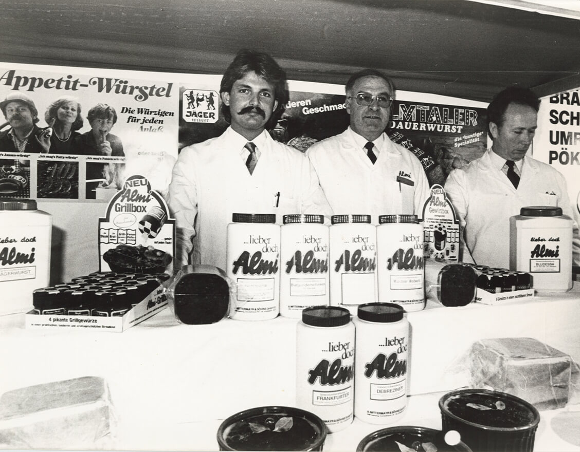 Almi Mitarbeiter auf einem Messestand in Wels. 