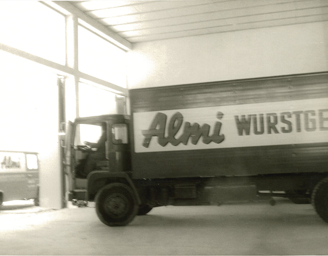 Ein LKW mit dem Schriftzug Almi Gewürze auf der Seite. 